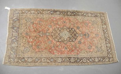 null Tapis GHOUM, Iran, milieu du XXème siècle, fond vieux rose (134 x 255 cm)