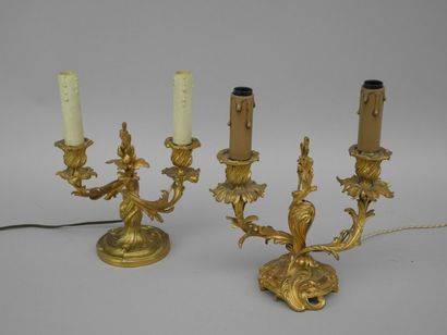 null Deux bougeoirs à deux bras de lumière en bronze doré. Style Louis XV