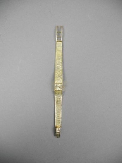 null MONTRE de dame en or jaune. Le bracelet imitant le tissage présente un cadran...