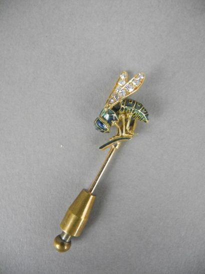 null Petite BROCHE en or jaune émaillé figurant une guêpe aux ailes serties de diamants....