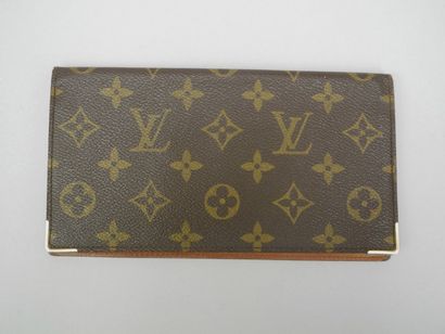 LOUIS VUITTON Porte-cartes en toile monogrammée et cuir brun (légères usures).