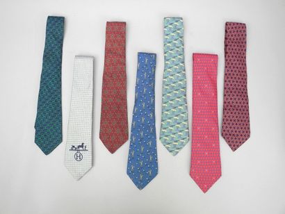 HERMES Paris Ensemble de sept cravates en soie imprimée (petites tâches).