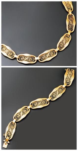  PARURE en or jaune comprenant un collier et un bracelet à maillons ovales centrés...