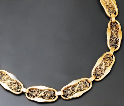 null PARURE en or jaune comprenant un collier et un bracelet à maillons ovales centrés...