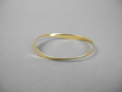 BRACELET rigide en or jaune en forme d'anneau...