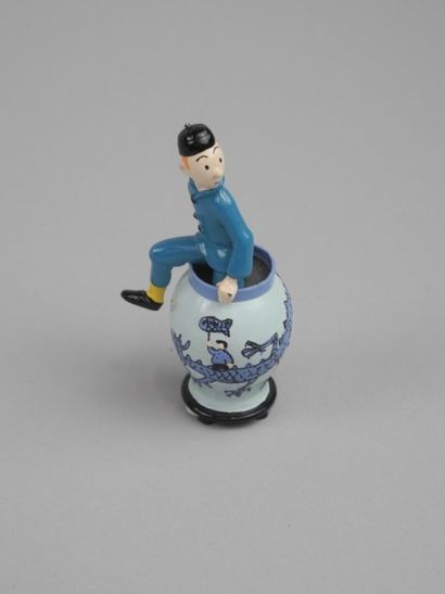 null HERGE, Le Lotus Bleu. Tintin sortant de la potiche. Figurine PIXI en métal peint,...