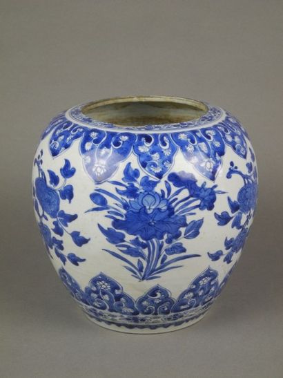 null CHINE / Pot à gingembre en porcelaine à décor en bleu sous couverte de bouquet...