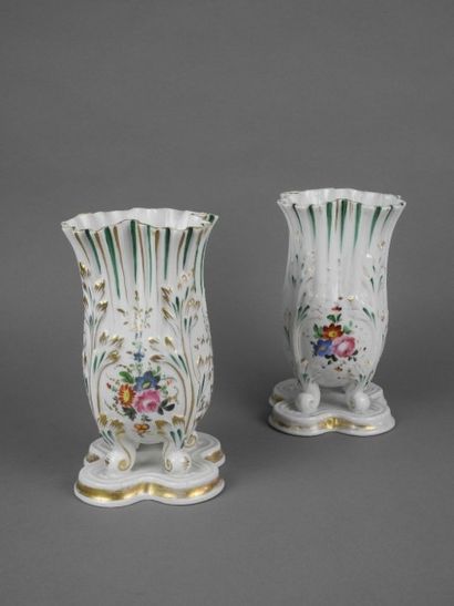 null PARIS / Paire de vases en porcelaine un décor en polychromie de bouquets de...