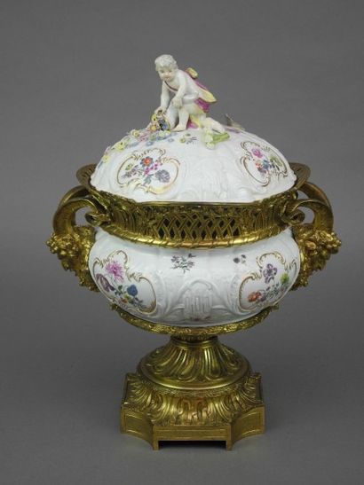 null Grand POT-POURRI, le corps et le couvercle en ancienne porcelaine tendre de...