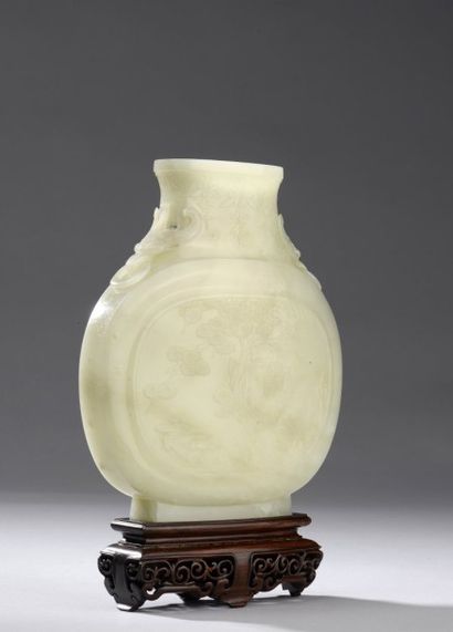 CHINE Vase de forme balustre en néphrite blanche tachée de rouille à décor sculpté...