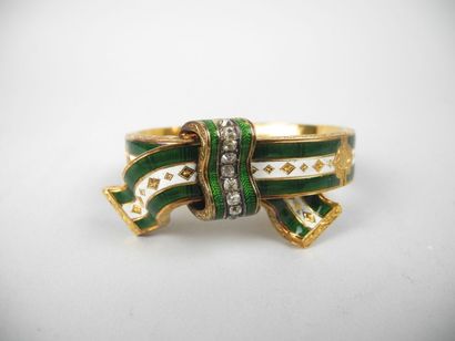 null BRACELET en or jaune simulant un galon guilloché émaillé vert et blanc, noué...