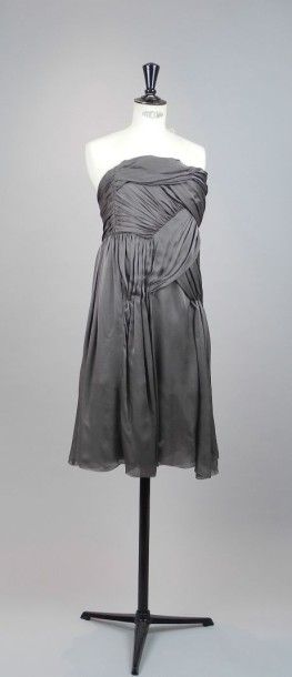 Christophe Josse / Robe courte en soie drapée taupe. null