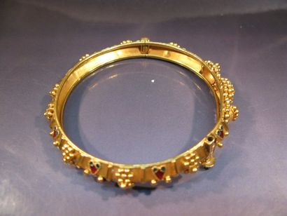 null Bracelet rigide en or jaune à décor de style antique de grainetis et émail....