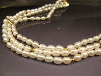 null Collier formé de trois rangs de perles de culture ovales, barrettes et fermoir...