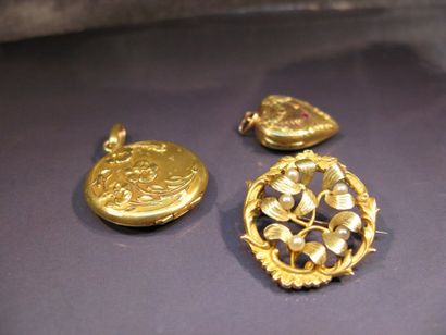 null Lot de deux pendentifs et une broche en or jaune. Vers 1900. Poids: 10.40g