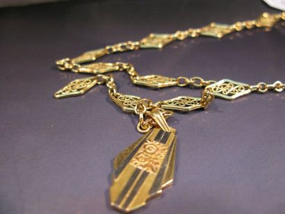 null Collier en or jaune maillons filigranés, orné d'une médaille. Vers 1900/1920....