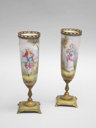 null Paire de vases en porcelaine peinte d'une scène galante, la monture en bronze...