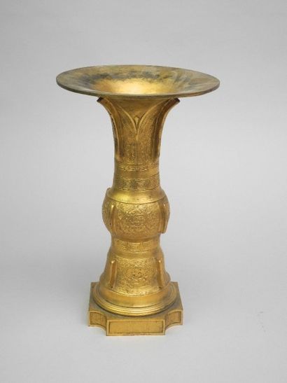 Vase de forme gu en bronze doré à décor de...