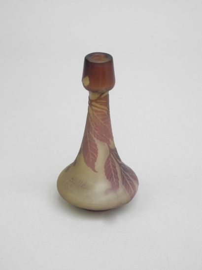 null Petit vase toupie en verre multicouche mauve et vert clair gravé à l'acide de...