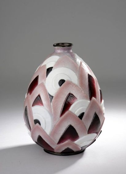 Camille FAURE (1874 - 1956) Vase ovoïde à col étroit en cuivre à émaux peints polychromes...