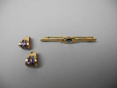 null Paire de BOUCLES D'OREILLE trapézoïdales en or jaune 18K serti de deux lignes...