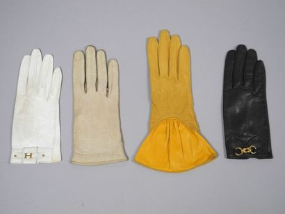 HERMES Paris Ensemble de quatre paires de gants en cuir ou daim et cuir de couleur...