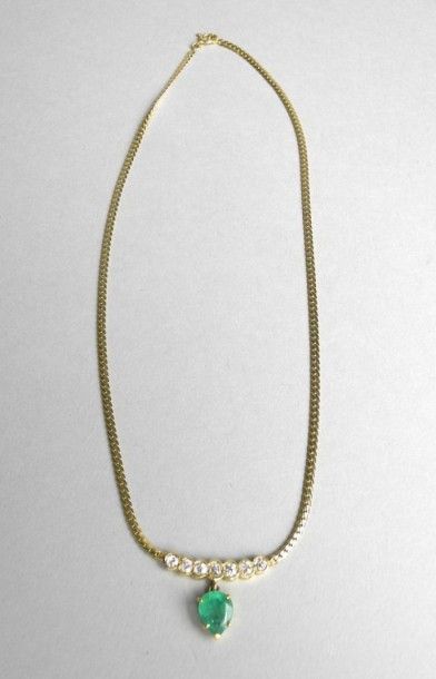 null COLLIER à mailles anglaise en or jaune 18K, la partie centrale ornée d'une ligne...