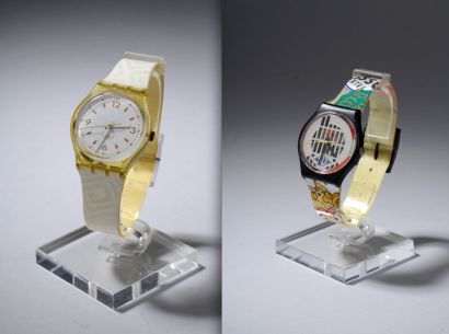 null SWATCH SWISS. Deux montres, l'une au cadran et au bracelet blancs ; l'autre...