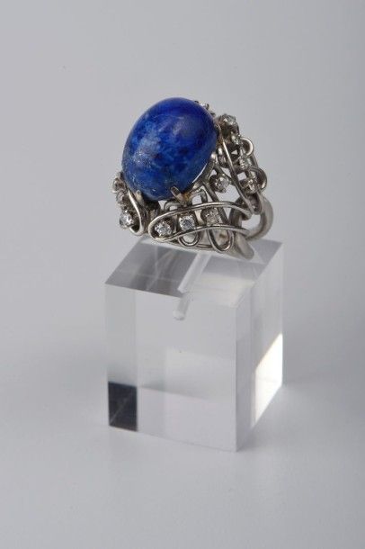 null BAGUE dôme en or gris 18K et platine à cabochon de lapislazuli et dix-huit brillants...