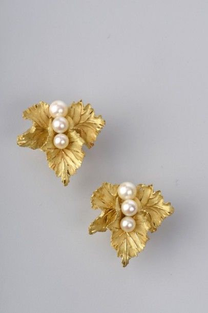 null Paire de BOUCLES D'OREILLE en or jaune 18K formées d'un groupe de trois feuilles...