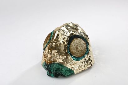 null BONNET «tête d'oiseau» couvert de sequins dorés et verts. Milieu du XXe siè...