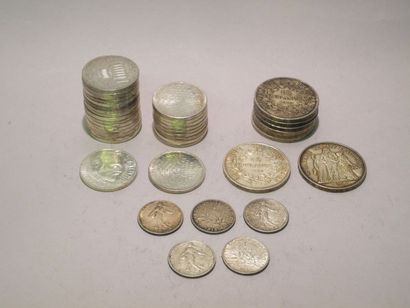 null Vingt-sept PIÈCES de 100 francs français des années 1980, huit pièces de 10...