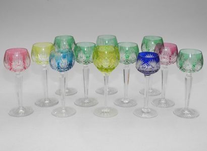 Onze verres à vin du Rhin en cristal de couleurs....