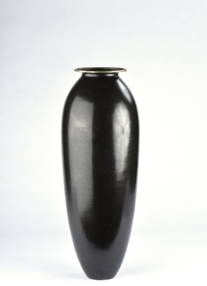 null Jean DUNAND (1877 - 1942) Grand vase fuseau en cuivre martelé patiné noir. Le...