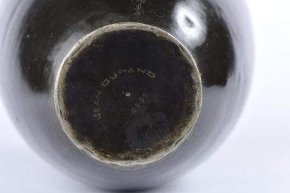 null Jean DUNAND (1877 - 1942) Grand vase fuseau en cuivre martelé patiné noir. Le...