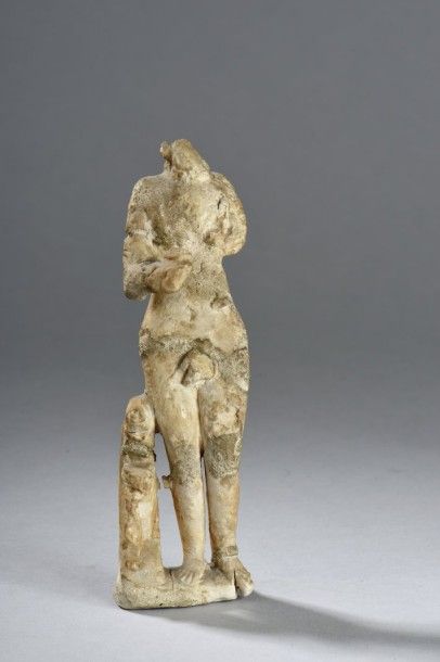 null Statuette acéphale représentant la déesse Vénus nue, debout, gracieusement déhanchée....