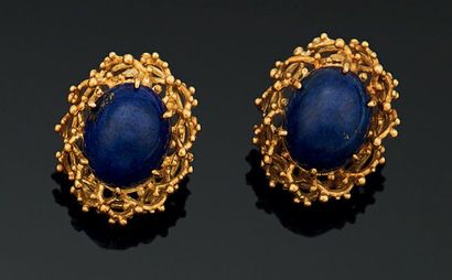 null Paire de BOUCLES D'OREILLES (système à pince) en or jaune 18K, chacune ornée...