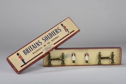 BRITAINS SOLDIERS. Ensemble de quatre figurines...