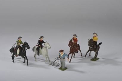 BRITAINS SOLDIERS. Ensemble de cinq figurines...