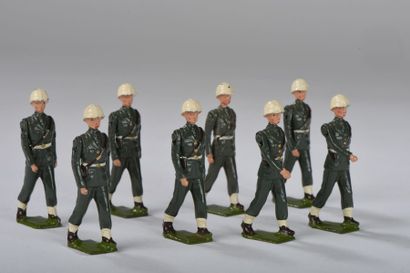 BRITAINS SOLDIERS. Ensemble de huit soldats...
