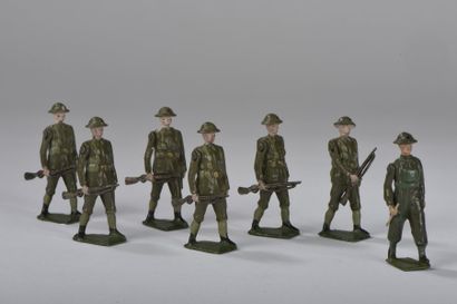 BRITAINS SOLDIERS. Ensemble de sept soldats...