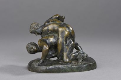 null Petit groupe en bronze patiné vert nuancé brun figurant deux lutteurs combattant.
XIXe...