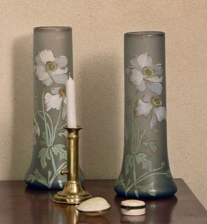 null Paire de vases cylindriques à base renflée en verre opaque émaillé de pavots.
Première...