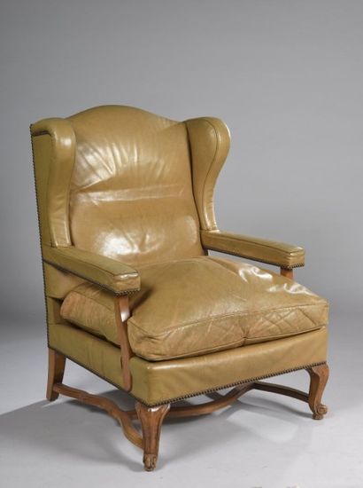 null Large fauteuil à oreilles richement garni de cuir fauve clouté en bordure (coussin...