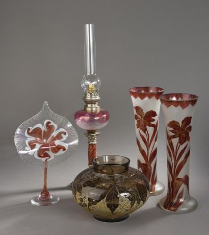 null Paire de vases cornet à pieds aplatis en verre moulé-pressé, émaillé rouge et...