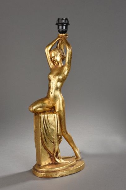 null Pied de lampe en plâtre doré à la feuille figurant une femme nue, le genoux...
