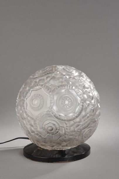 null Lampe à poser de forme boule en verre moulé pressé de motifs géométriques imbriqués...