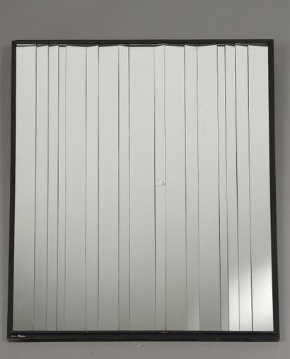 null Miroir moderne à lattes de miroirs posées de biais à la verticale (une lame...