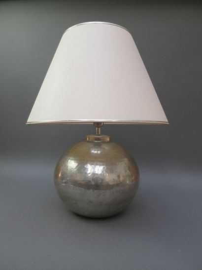 null Grande lampe à poser de forme boule en cuivre martelé et étamé.
XXe siècle.
Haut.:...
