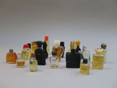 null Divers parfumeurs, années 90. Assortiment d'environ 20 miniatures de parfum...